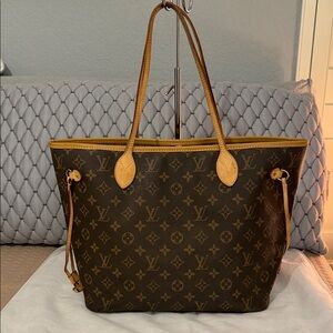 Authentic Louis Vuitton never full monogram tote bag MM size